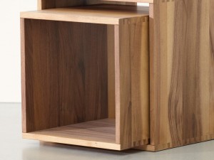Jan Kurtz Cubus Sitz-Würfel / Würfel / Stapel-Würfel in Nußbaum massiv geölt / gewachst 42 x 42 x 42 Jan Kurtz Cubus Sitz-Würfel / Würfel / Stapel-Würfel in Nußbaum massiv geölt / gewachst 42 x 42 x 42
