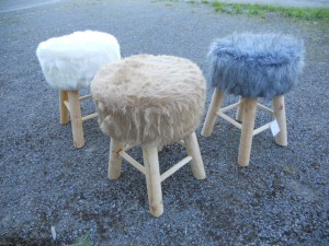 Hocker Sitzhocker Fell Braun Weiß Grau rund massiv Holz Hocker Sitzhocker Fell Braun Weiß Grau rund massiv Holz