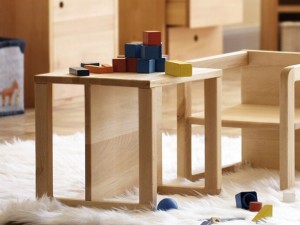 Jan Kurtz Hugo Kindersessel / Tisch mit Doppelfunktion in Buche Jan Kurtz Hugo Kindersessel / Tisch mit Doppelfunktion in Buche