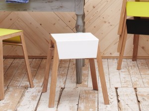 Jan Kurtz AINO Stapel-Hocker eiche massiv / Stahlblech in weiß, gelb oder anthrazit nach Wahl Jan Kurtz AINO Stapel-Hocker eiche massiv / Stahlblech in weiß, gelb oder anthrazit nach Wahl